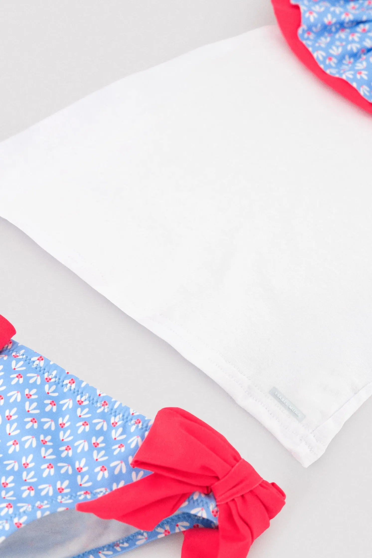 Conjunto bebé camiseta y braguita detalles volantes y lazos estampado flores