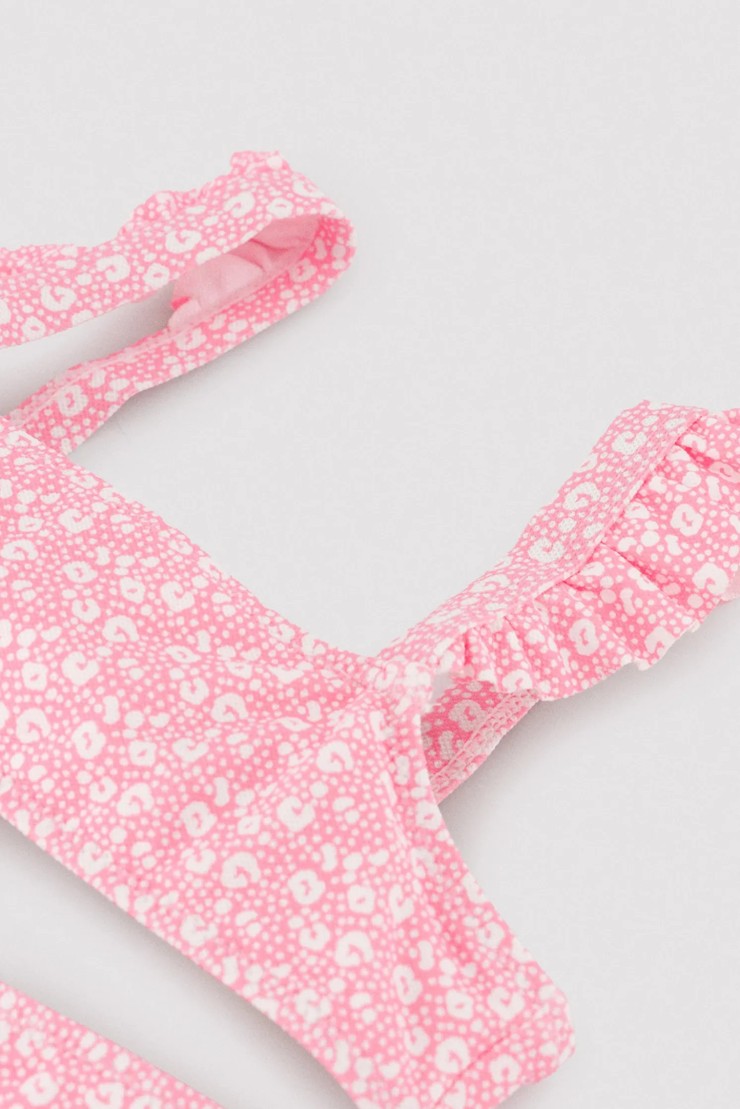 Conjunto bikini niña detalles volantes estampado leopardo rosa