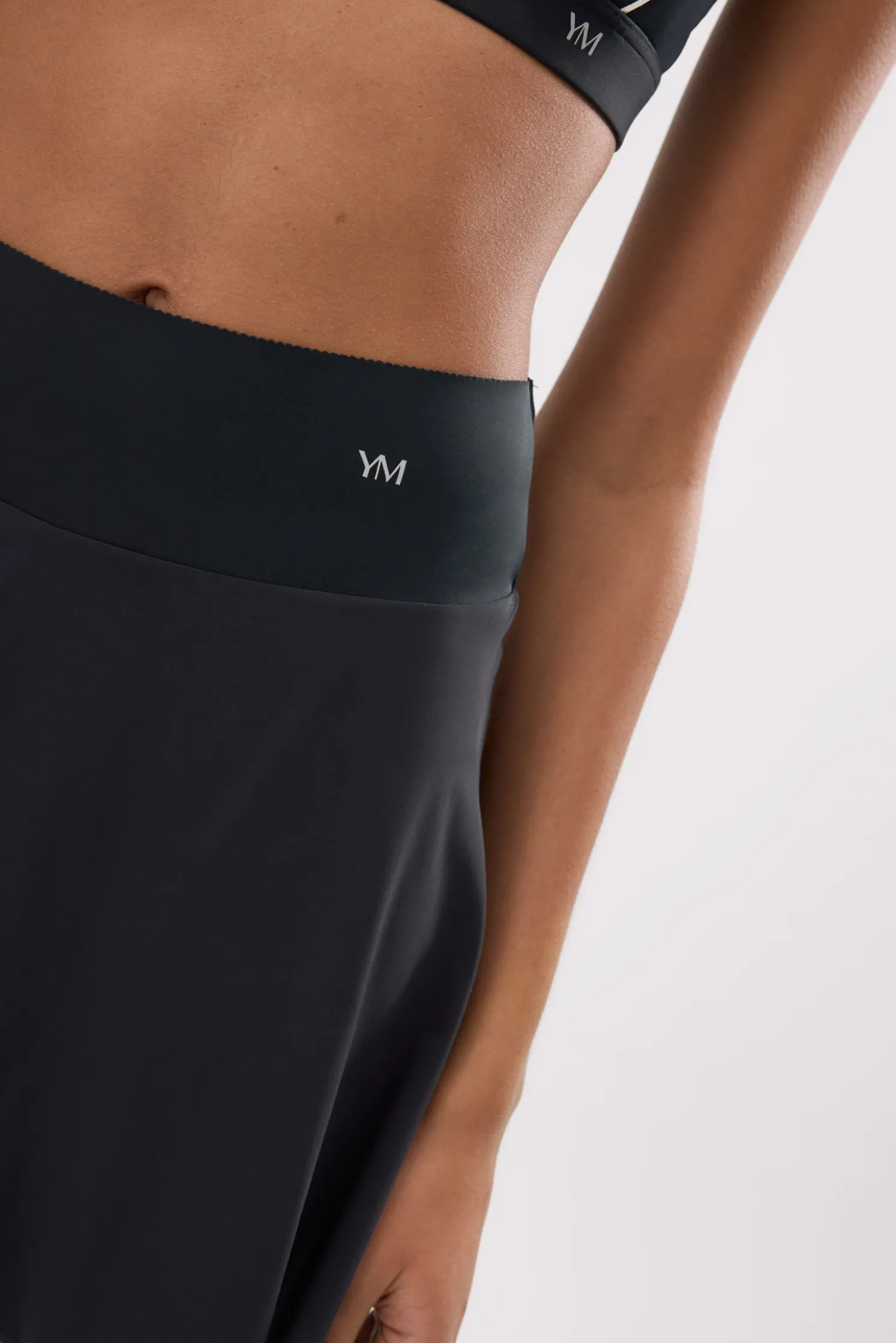 Falda deportiva Compressive con short y bolsillo interior negra