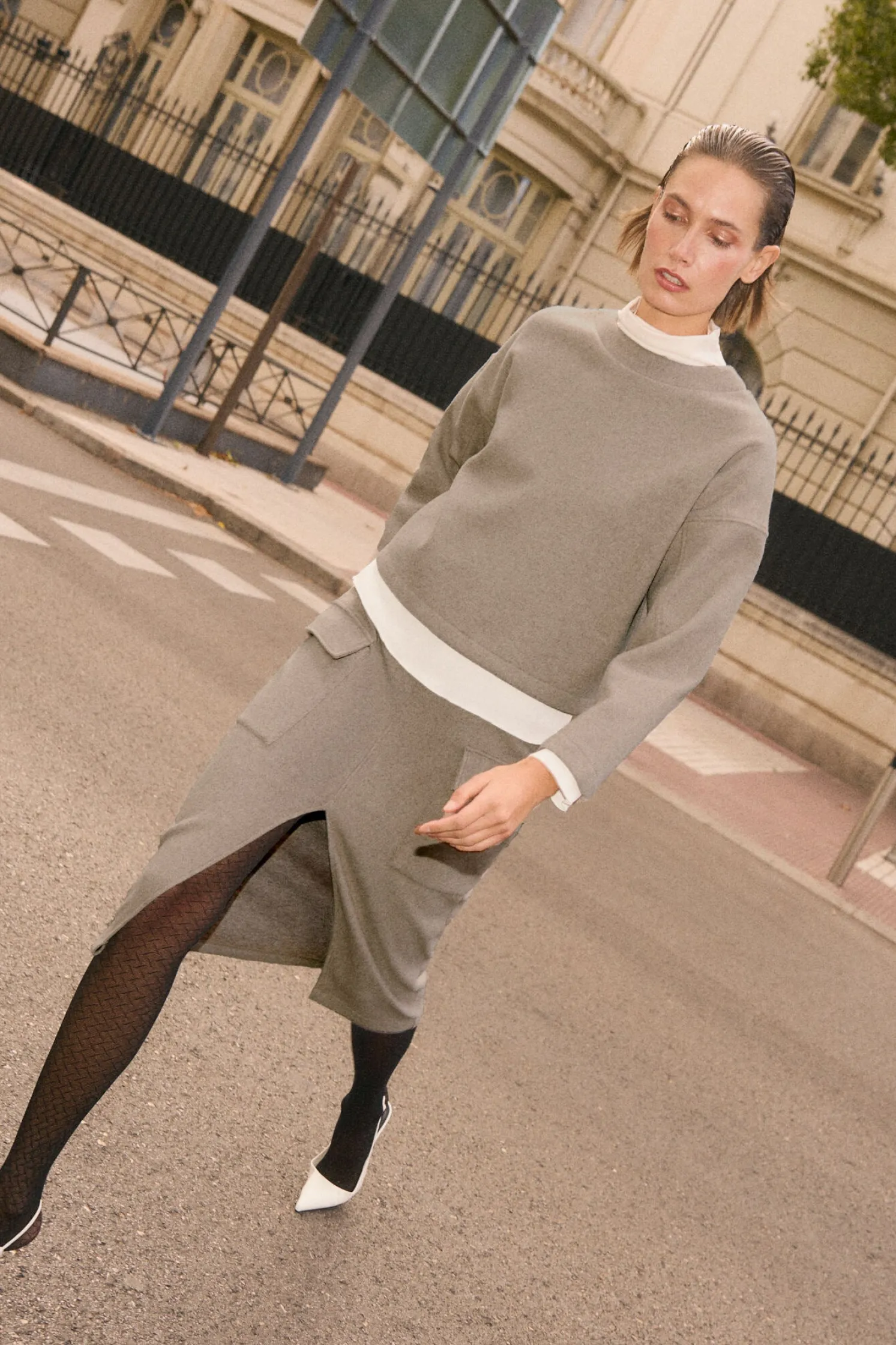 Falda midi cálida estilo cargo gris