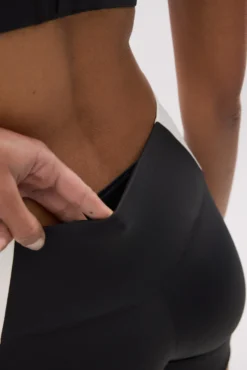 Leggings deportivos cortos efecto push-up negros con franja en contraste