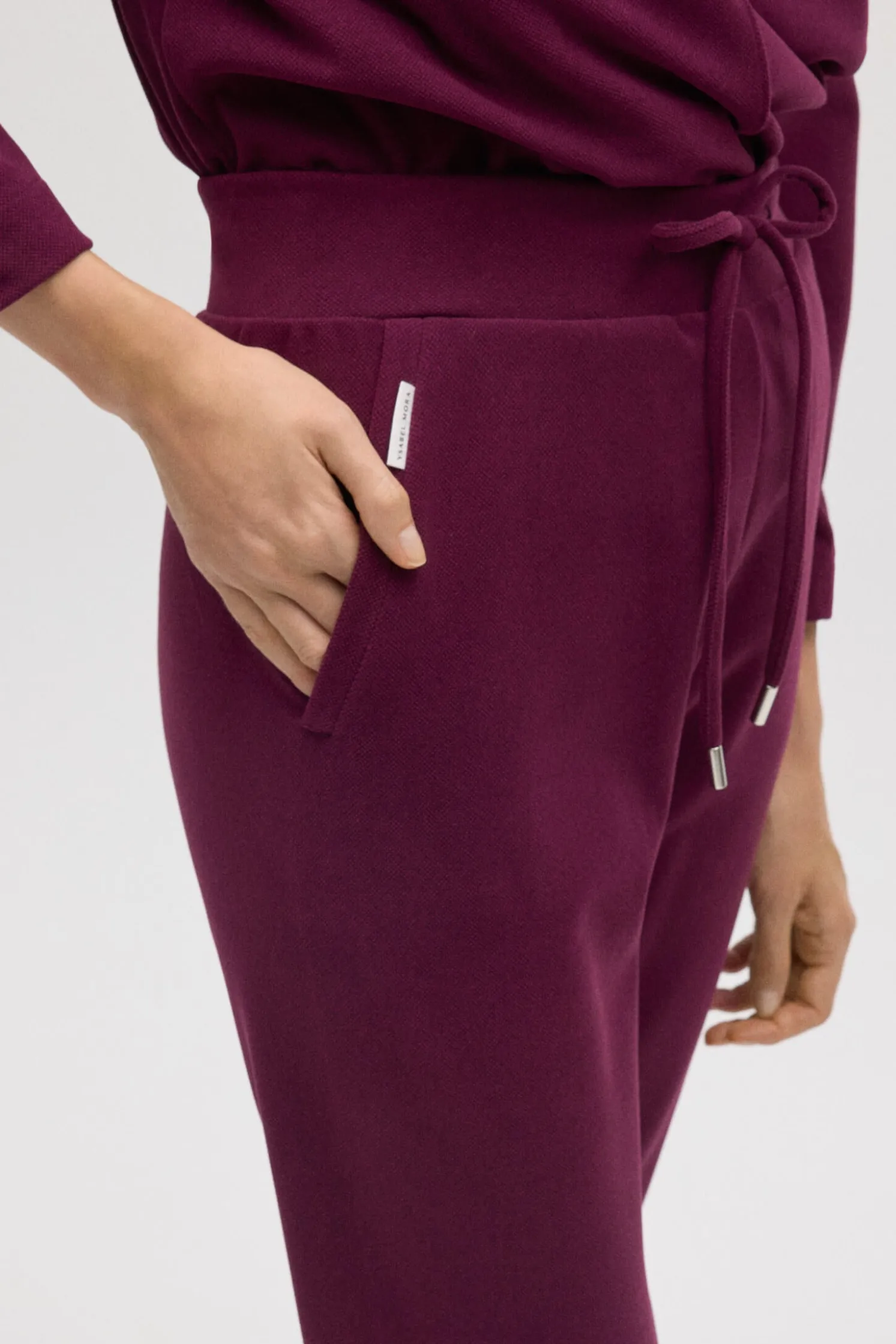 Pantalón jogger con textura burdeos