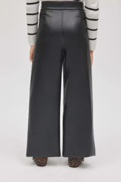 Pantalón niña efecto piel ancho negro