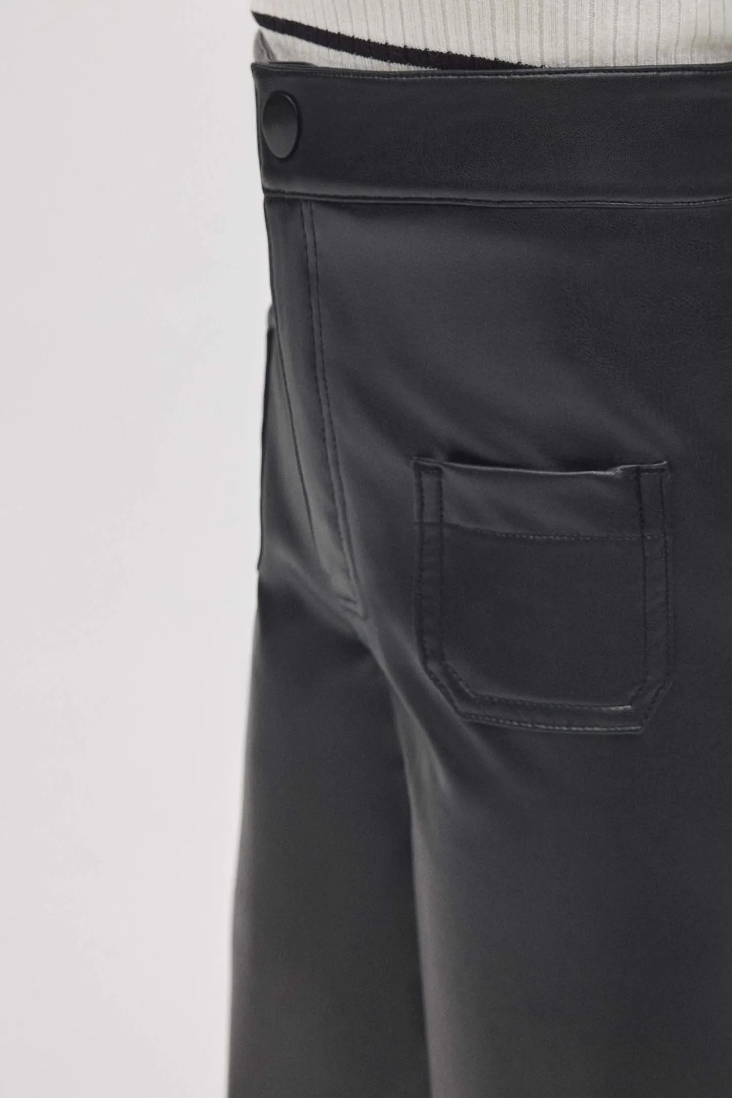 Pantalón niña efecto piel ancho negro
