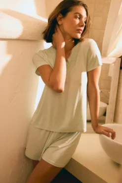 Pijama ligero camiseta manga corta y pantalón corto verde