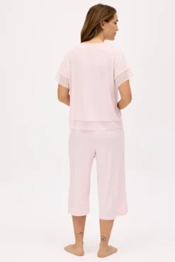 Pijama ligero camiseta manga corta y pantalón capri ancho rosa