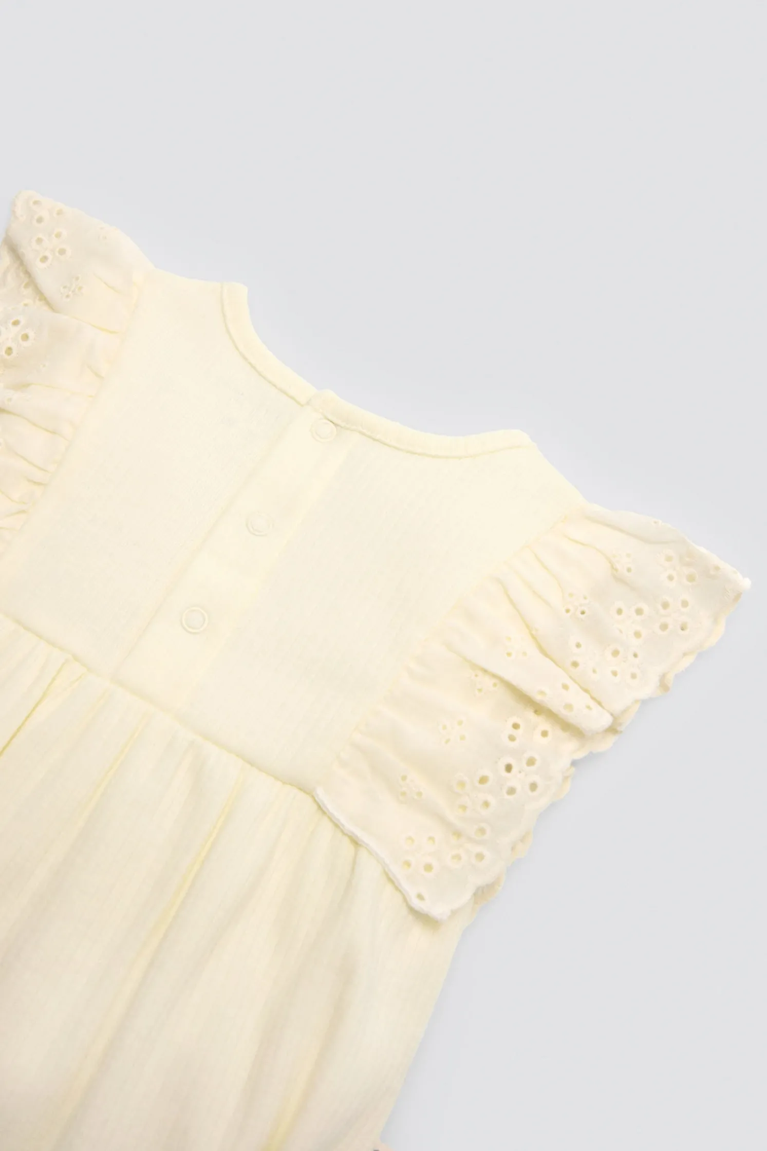 Ranita bebé sin mangas detalles volantes
