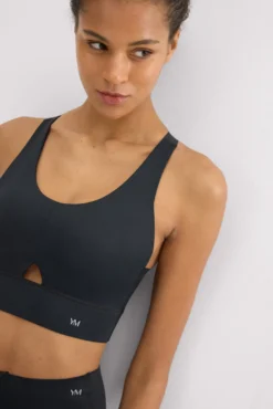 Sujetador deportivo compressive detalle abertura sujeción media negro