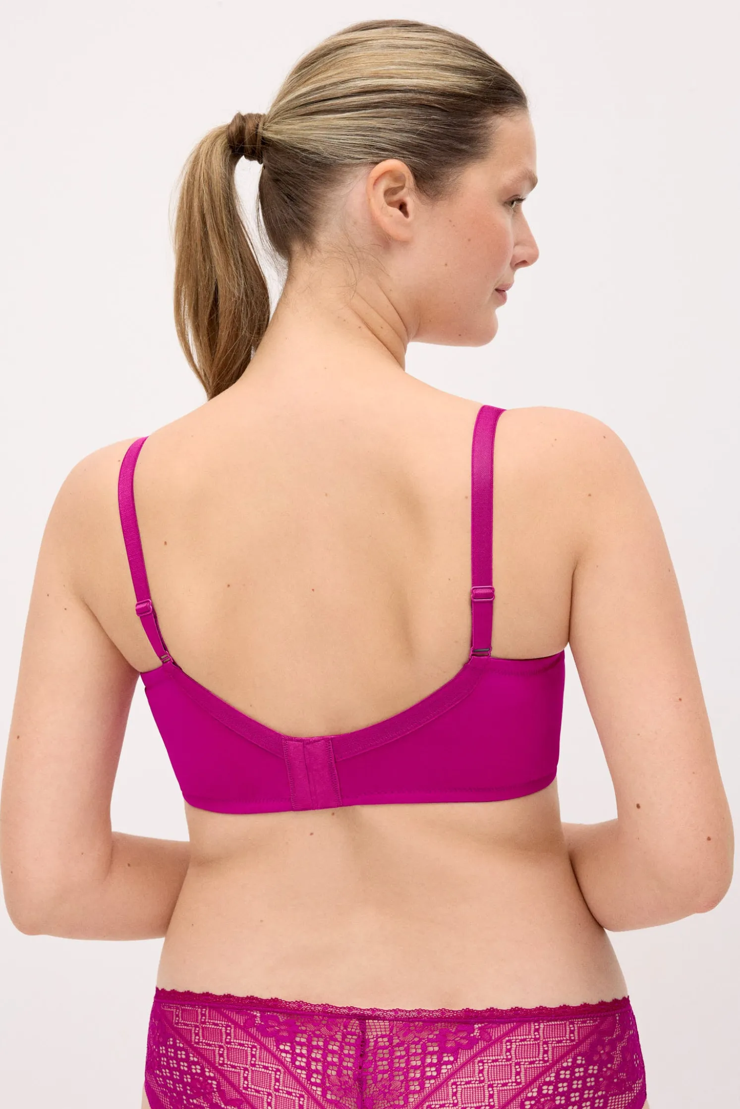Sujetador reductor con aro con relleno encaje fucsia