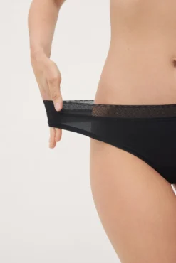 Tanga adapt encaje con acabados invisibles negro