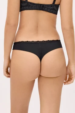 Tanga con encaje negro