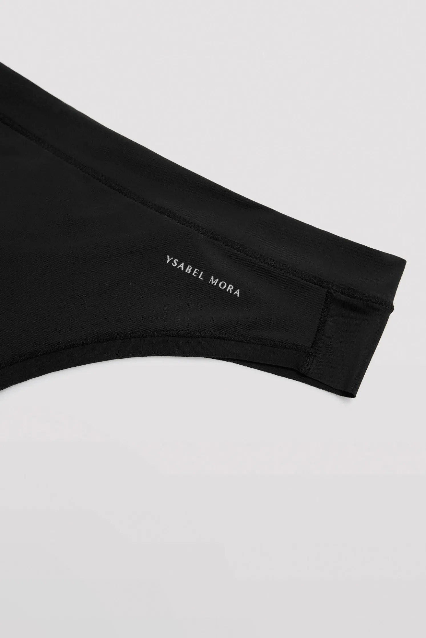Tanga elástico Adapt con acabados invisibles negro