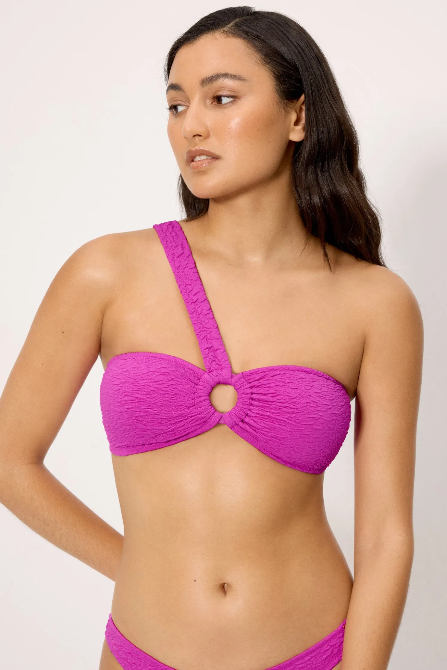 Top bikini asimétrico con textura lila copa B