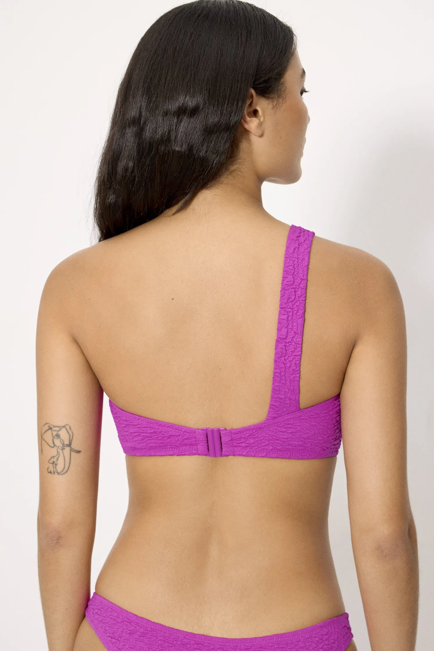 Top bikini asimétrico con textura lila copa B