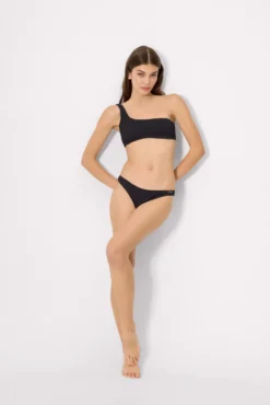Top bikini asimétrico textura negro copa B