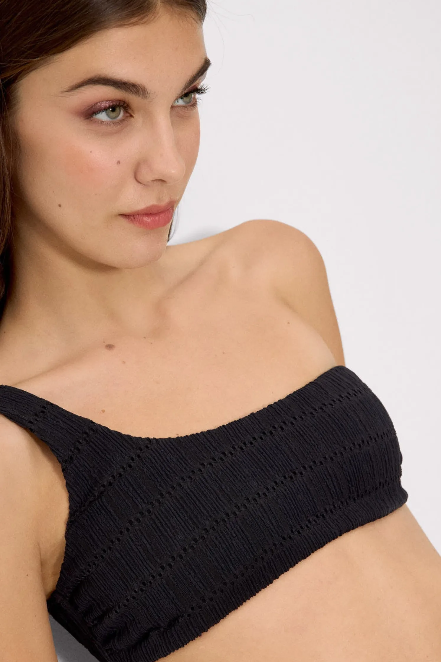 Top bikini asimétrico textura negro copa B