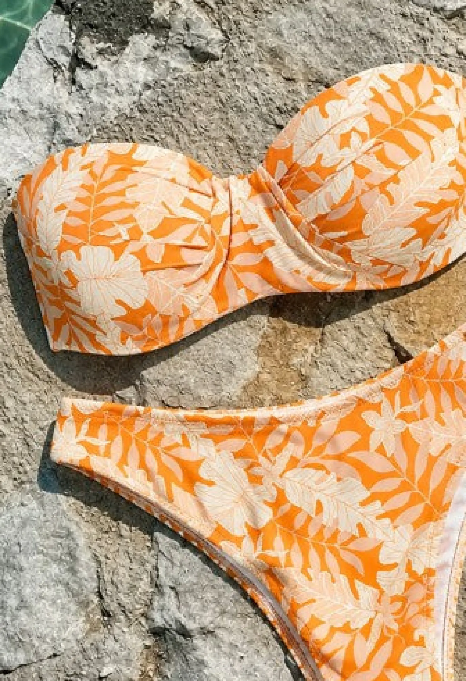 Top bikini bandeau hojas micropiqué naranja copa B