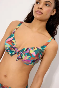 Top bikini con aro estampado hojas copa C