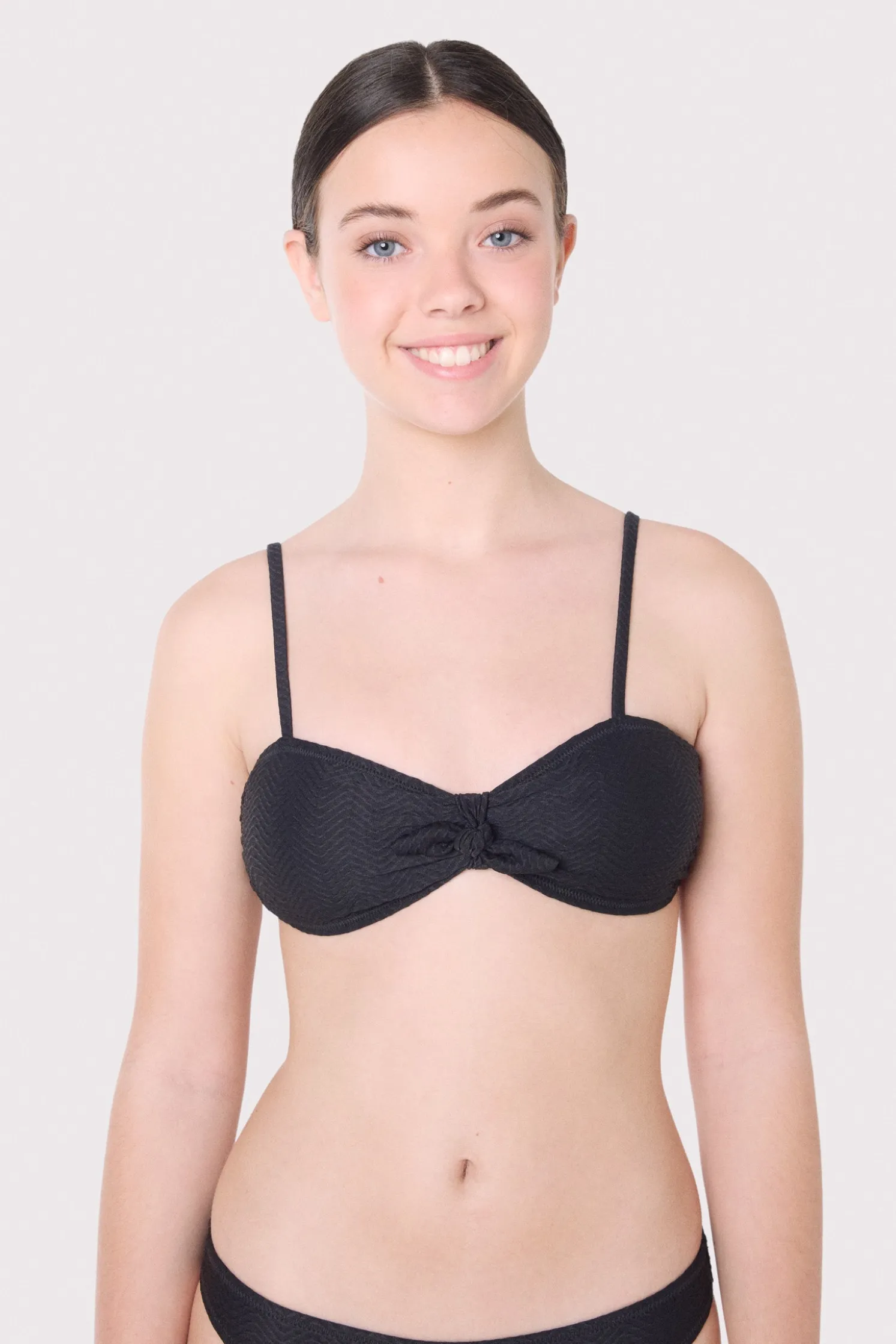 Top bikini juvenil texturizado con lazo y relleno extraíble
