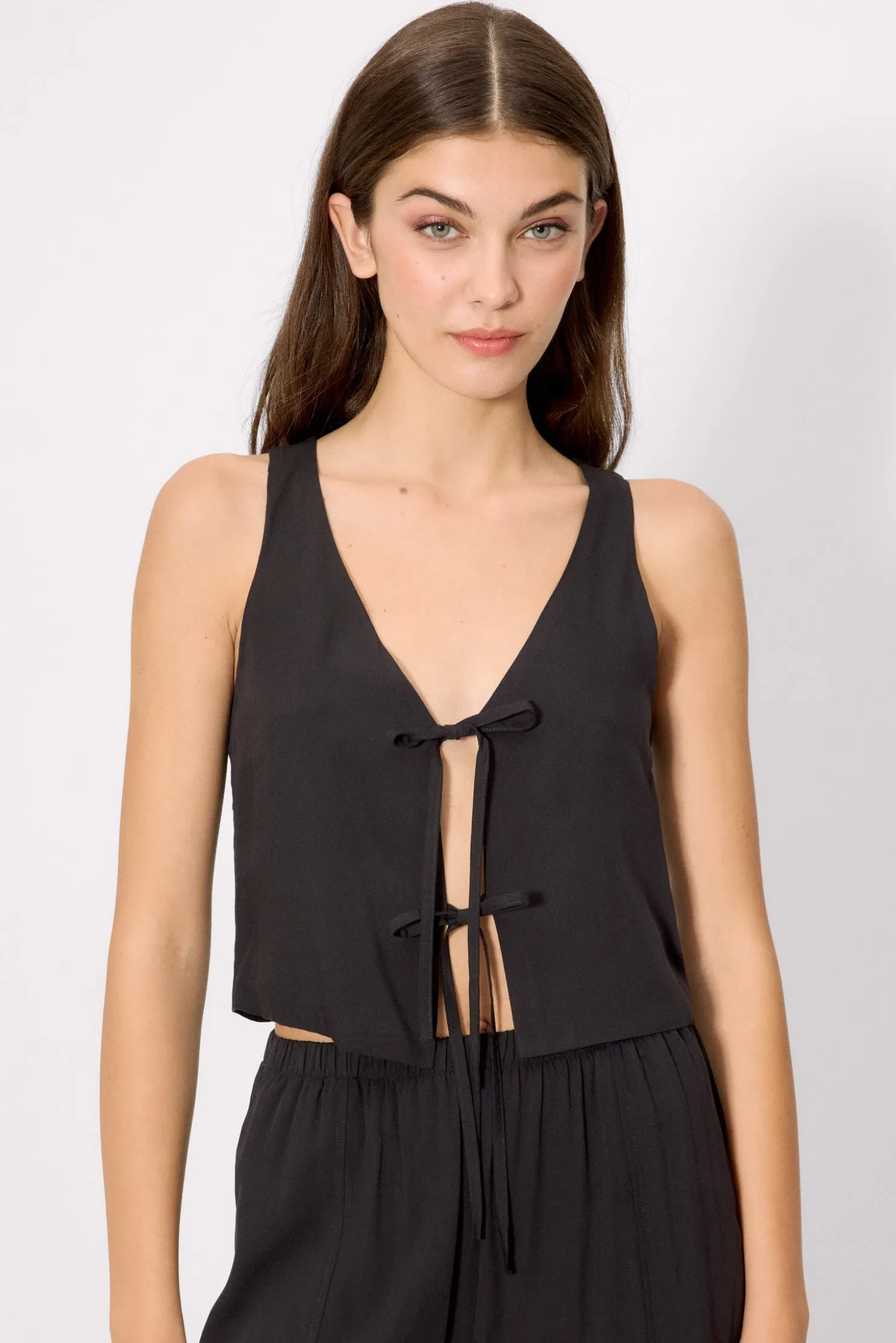 Top chaleco anudado tirantes negro