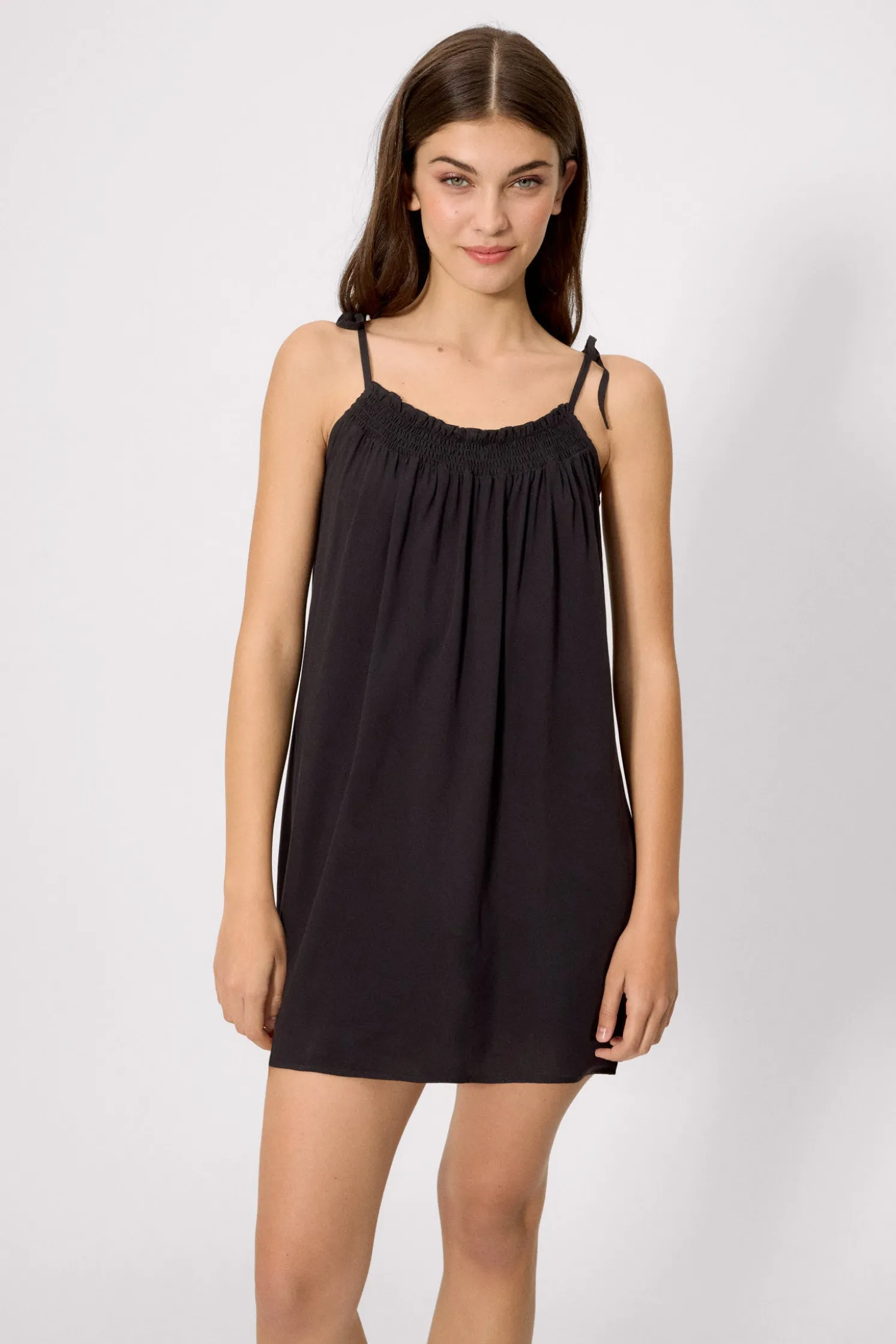 Vestido mini básico tirantes anudados negro